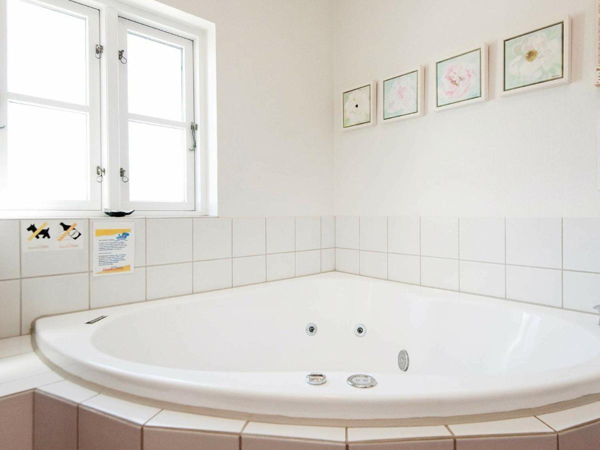6 Person Holiday Home In Bl Vand Blåvand Esterno foto